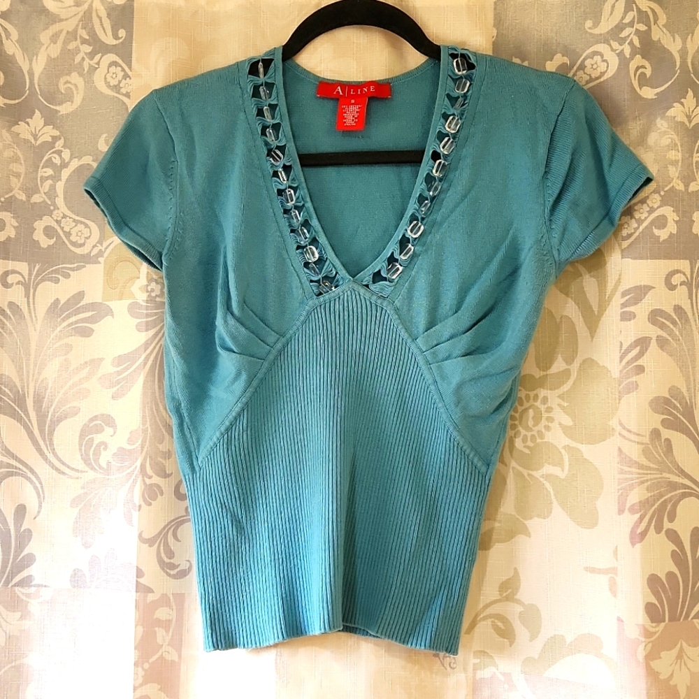 A|Line fitted, v-neck,  short sleeve lightweight sweater. Small